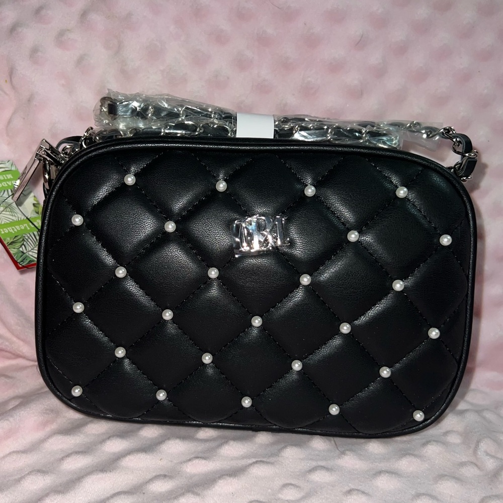 Beautiful Crossbody Badgley Mischka With Pearl Accents.